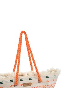 Bolso de tote tejido con asas de cuerda naranja. Presenta una base crema, patrones decorativos en verde y naranja, y un borde superior con flecos.