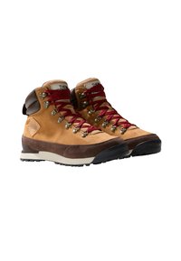 Botas de senderismo de cordones, hechas de ante marrón y beige con cordones rojos, que cuentan con ojetes de metal y una suela de goma negra resistente para tracción.