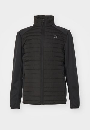 Sort isoleret jakke med quiltet design på fronten, glatte ærmer, oprejst krave, fuld lynlås og logo detalje på brystet.