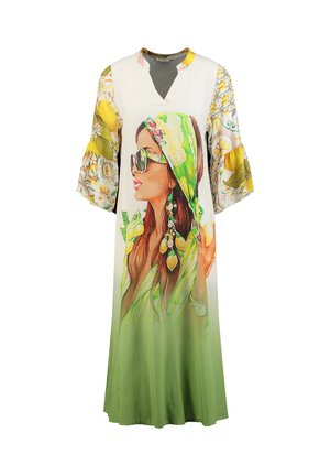 Długa sukienka z zielonym ombre, rękawami w kwiatowy wzór oraz dużym, kolorowym nadrukiem kobiety w okularach przeciwsłonecznych i kolczykach z motywem cytryn.