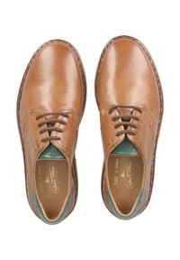 Braune Lederhalbschuhe mit glatter Oberfläche, runder Zehenform und braunen Schnürsenkeln. Mit einem grünen Akzent an der Ferse und filigranen Nähten.