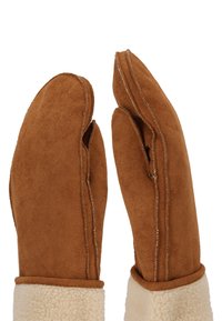 Bruine suède wanten met beige fleece manchetten, met een gespleten ontwerp voor warmte aan de vingers en contrasterende stiksel details langs de naden.