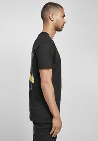 Mister Tee T-shirt med print - black