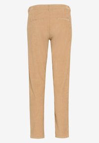 Pantalon beige en velours côtelé présentant une coupe fuselée, avec deux poches arrière et une texture lisse, caractérisé par des rainures verticales subtiles.