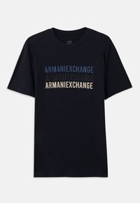 Svart bomull T-skjorte med stablet "ARMANIEXCHANGE" tekst i blå og beige nyanser, korte ermer og rund hals.