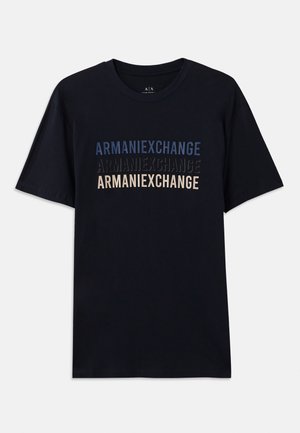 Svart bomull T-skjorte med stablet "ARMANIEXCHANGE" tekst i blå og beige nyanser, korte ermer og rund hals.