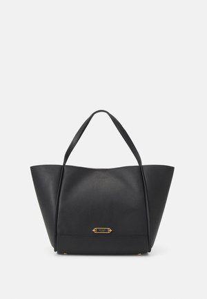Sac fourre-tout en cuir noir avec une forme structurée et angulaire. Doté de deux poignées, d'une plaque logo et d'une surface texturée.