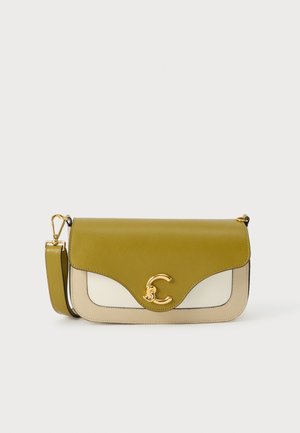 Borsa a mano in pelle verde oliva e crema con una fibbia logo dorata, caratterizzata da una chiusura a patta curva e una tracolla removibile.