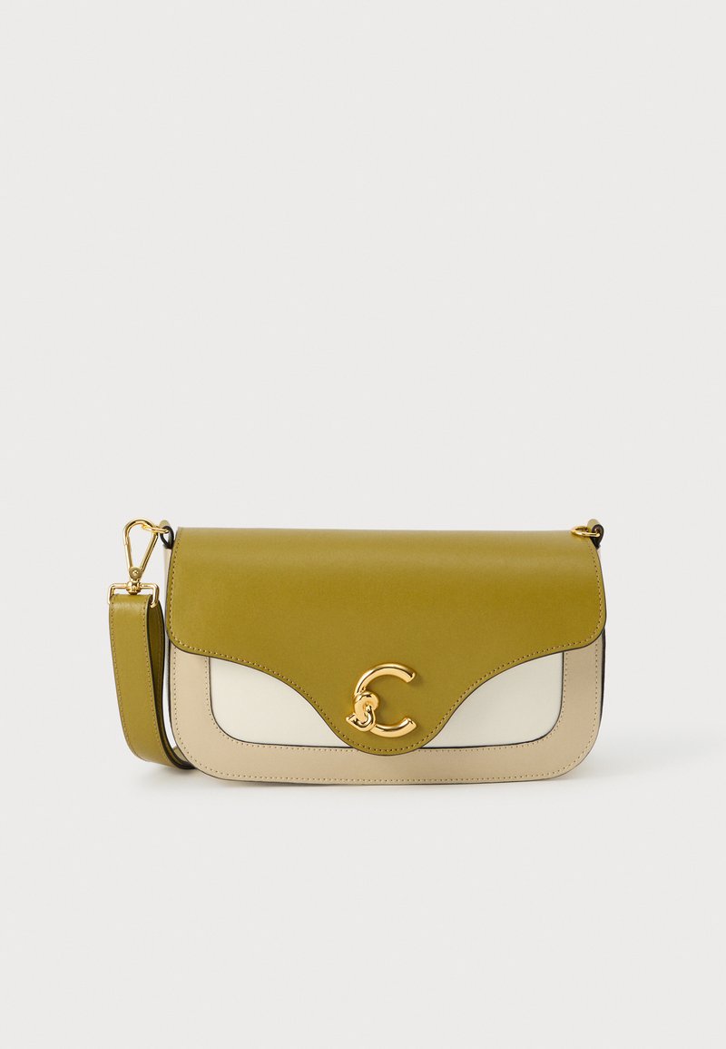 Handtas van olijfgroen en crème leer met een gouden logo-sluiting, voorzien van een gebogen klep en een afneembare riem.