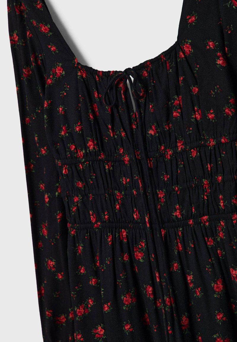 Schwarzes Stoffkleid mit roten Blumenmustern, gerafftem Mieder und verstellbarem Bindeband am Ausschnitt. Leichtes und strukturiertes Material.