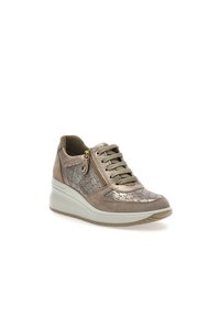 Sneakers con zeppa in suede taupe e pelle metallica, dotate di motivi tagliati al laser, lacci e una cerniera laterale per un facile accesso.