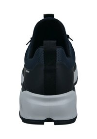 Dunkelblaue Sportschuh mit strukturiertem Obermaterial, schwarzer Fersenkappe, Zuglasche und weißer Mittelsohle mit geformtem Design.