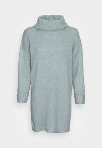 Robe pull tricotée bleu clair avec un col roulé côtelé haut, des épaules tombantes et des poignets côtelés, offrant une coupe décontractée et une texture douce.