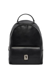 Černý kožený batoh s přední kapsou a stříbrným uzávěrem, jedním horním držadlem a zakřiveným zipem na vrchu.
