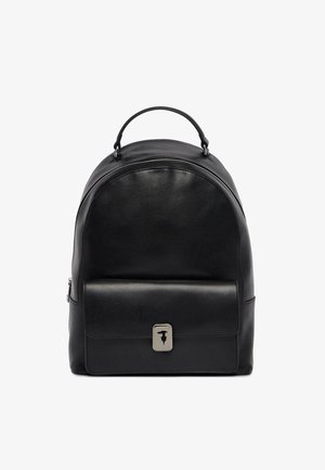Černý kožený batoh s přední kapsou a stříbrným uzávěrem, jedním horním držadlem a zakřiveným zipem na vrchu.