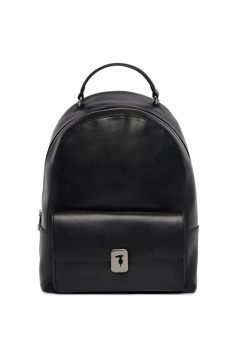 Černý kožený batoh s přední kapsou a stříbrným uzávěrem, jedním horním držadlem a zakřiveným zipem na vrchu.