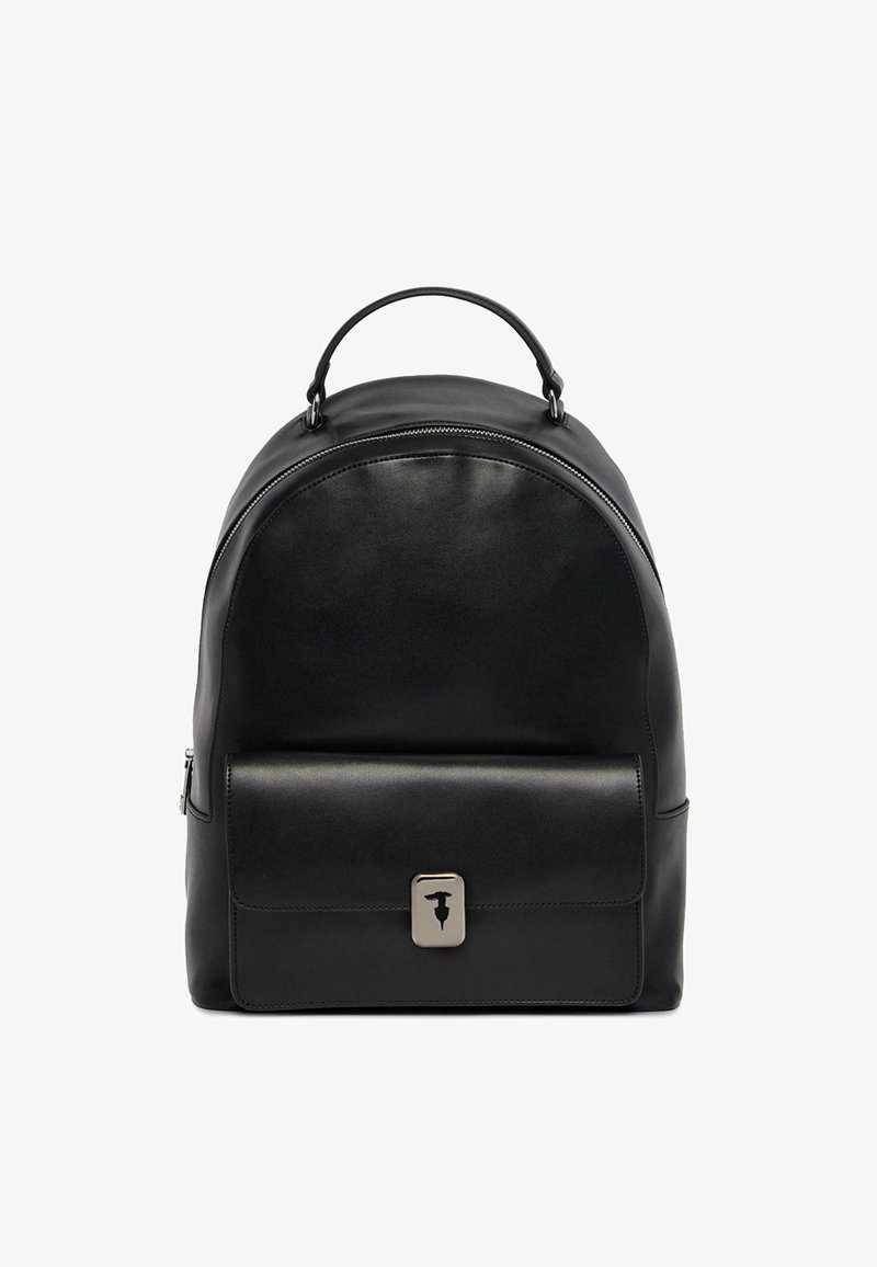 Černý kožený batoh s přední kapsou a stříbrným uzávěrem, jedním horním držadlem a zakřiveným zipem na vrchu.