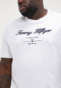 Tommy Hilfiger SCRIPT LOGO TEE - T-shirts print - white
