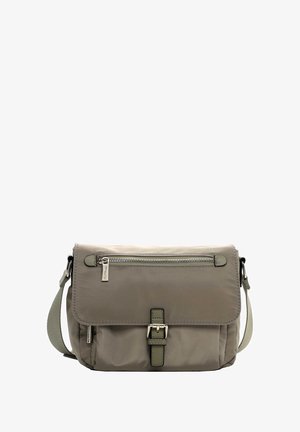 Grijze nylon schoudertas met een klep, een voorvak met ritssluiting, gespdetail en verstelbare band. Soepele textuur met subtiele glans.