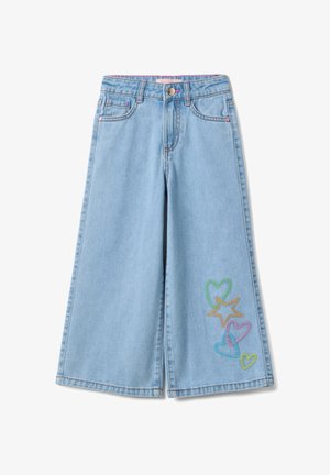 Vaqueros de pierna ancha en denim azul claro con cintura alta, con corazones y estrellas bordados multicolores en la pierna izquierda.