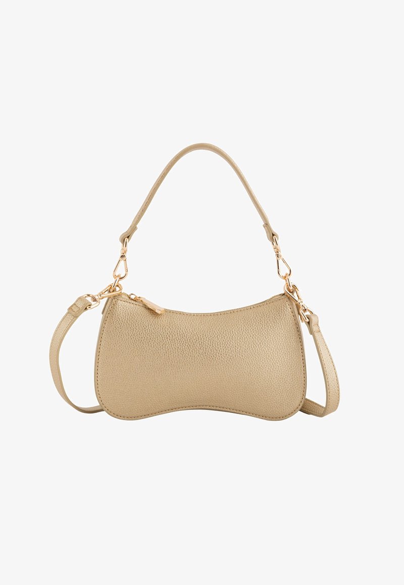 Bolso de mano de cuero dorado con forma curva, que presenta una superficie texturizada, un asa corta y una correa larga desmontable. Acentuado con herrajes dorados.