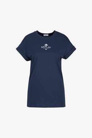 Dunkelblaues Baumwoll-T-Shirt mit umgeschlagenen kurzen Ärmeln, das auf der Vorderseite das weiße Logo "REPLAY NOT ORDINARY" und ein klassisches Rundhalsdesign zeigt.