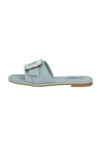 Lichtblauwe denim slidesandaal met een decoratieve strik en een heldere edelsteenaccent. Platte zool met een tan rubberen basis.