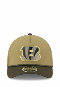 Khaki-Baseballmütze mit einem dunkelgrünen Schirm, versehen mit einem gestickten "B"-Logo in Grau und schwarzen Streifen sowie einem strukturierten Stoffdetail.