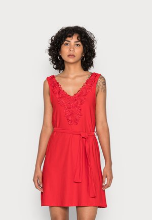 Vestido vermelho sem mangas com decote em V, bordado floral no corpete e cinto amarrado na cintura. Tecido suave, silhueta justa.