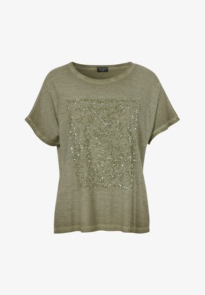 Licht olijfgroene dames top met korte mouwen, ronde hals en vierkante paillettenversiering aan de voorkant.