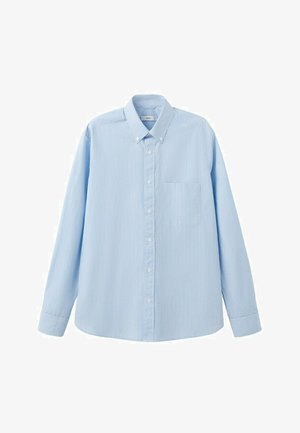 Muška svijetloplava košulja na kopčanje s bijelim okomitim prugama, dugim rukavima, kopčanim ovratnikom i džepom na prsima.