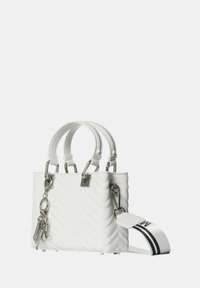Borsa a mano bianca dalla texture con motivo a zigzag, doppi manici superiori, hardware argentato, portachiavi rimovibile e tracolla regolabile con strisce bianche e nere.