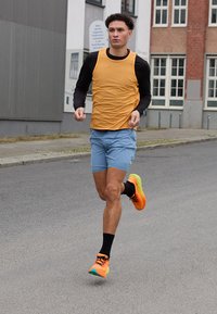 HOKA ARAHI 7 - Hardloopschoenen voor op de weg - electric tangerine/black