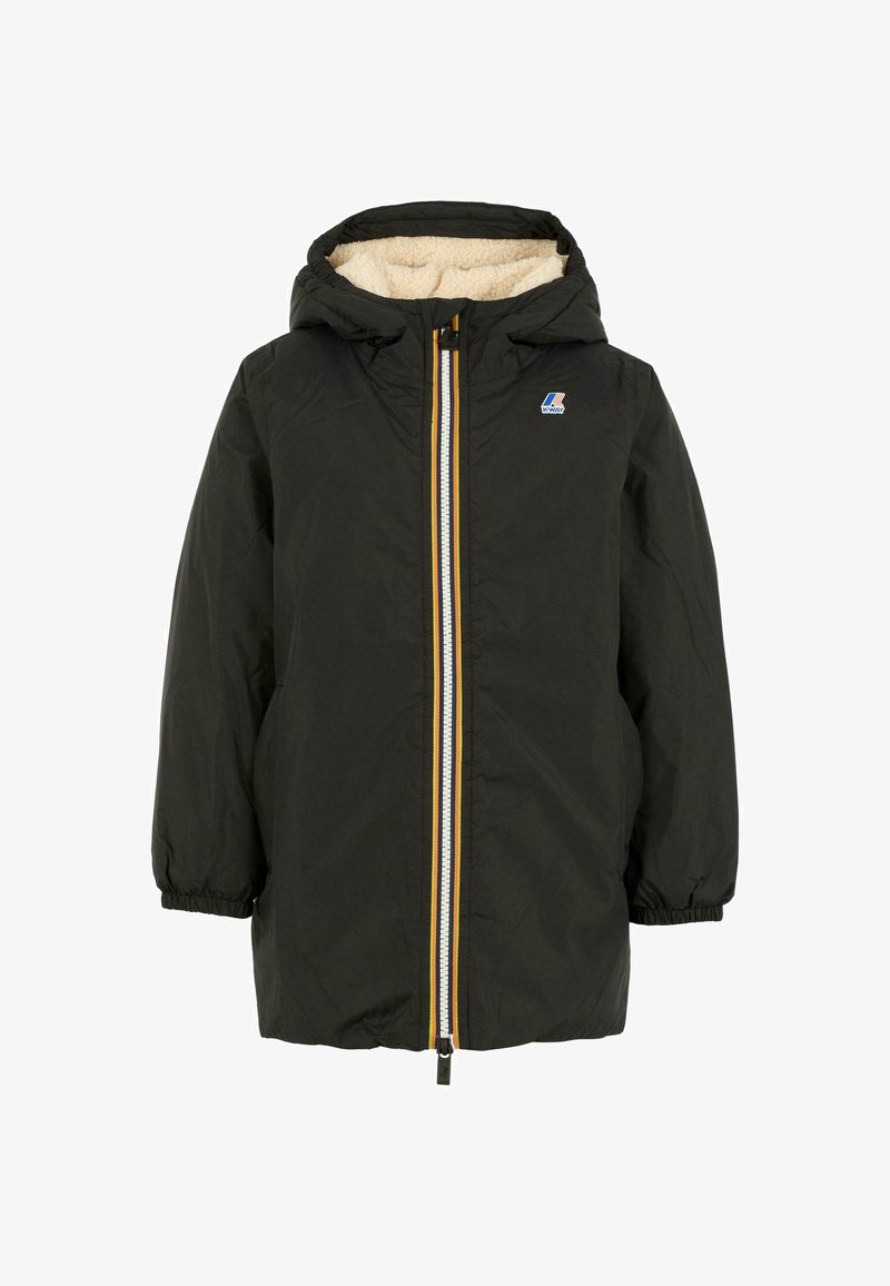 Zwarte buitenjas met een capuchon, voorzien van een crèmekleurige fleecevoering, ritsluiting met een gele en oranje streep, en elastische manchetten.