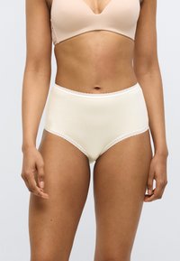 Υψηλόμεσα εσώρουχα σε κρεμ απόχρωση με απαλό βαμβακερό ύφασμα, διακοσμημένα με λεπτή δαντέλα κατά μήκος της μέσης και των ανοιγμάτων των ποδιών.
