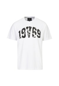 Weißes Baumwoll-T-Shirt mit Rundhalsausschnitt und kurzen Ärmeln, das ein abgenutztes schwarzes Grafikdesign mit der Aufschrift '19769' über der Brust zeigt.
