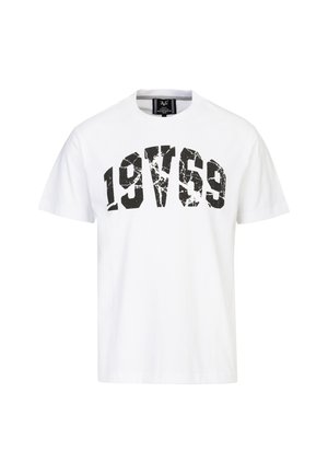 Witte katoenen t-shirt met ronde hals en korte mouwen, met een versleten zwart grafisch ontwerp '19769' op de borst.
