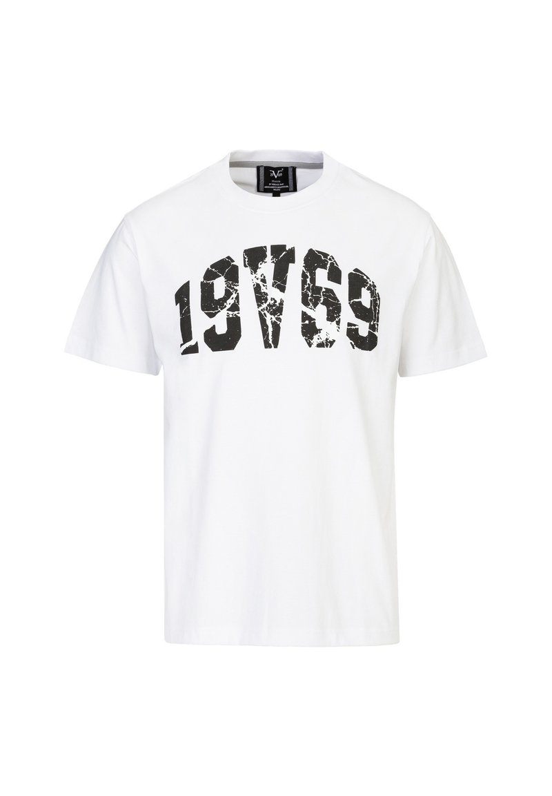 Weißes Baumwoll-T-Shirt mit Rundhalsausschnitt und kurzen Ärmeln, das ein abgenutztes schwarzes Grafikdesign mit der Aufschrift '19769' über der Brust zeigt.