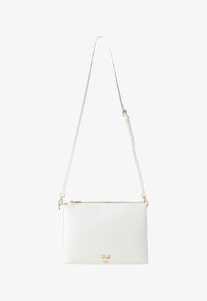 Weißes Leder-Crossbody-Bag mit flacher rechteckiger Form, goldenen Hardware-Akzenten, einem Reißverschluss und einem verstellbaren Riemen.