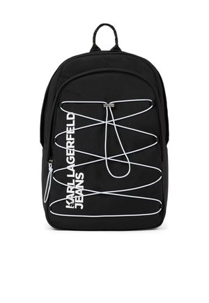 Must seljakott valgete elastsete nöörimustritega esiküljel, vertikaalne valge tekst "KARL LAGERFELD JEANS" ning pealmine käepide.