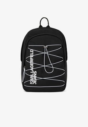 Zwarte rugzak met een patroon van witte elastische koorden aan de voorkant, verticale witte tekst "KARL LAGERFELD JEANS" en een handvat aan de bovenkant.