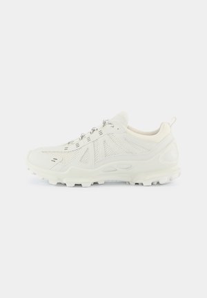 Witte sportieve schoen met een bovenwerk van mesh, een gestructureerde zool en opvallende panelen. Voorzien van metallic veters en een gevoerde kraag voor comfort.