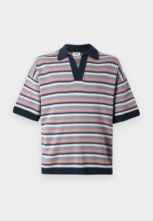 Polo em malha com decote em V, mangas curtas e riscas alternadas em rosa, azul marinho, azul claro e branco, com um padrão texturizado.