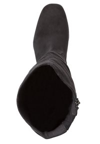 Botte noire en daim montante jusqu'au genou, avec un bout carré, un design décontracté et une fermeture éclair latérale. Texture douce avec un intérieur lisse.