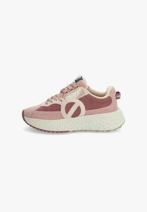 Lichtroze sneaker met een gestructureerde bovenkant, contrasterende accenten, een ronde neus en een dikke, gewatteerde zool in wit en lichtbruin.