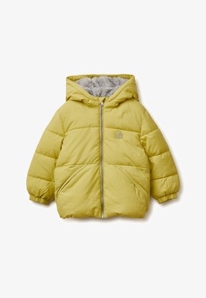 Chaqueta acolchada amarilla con capucha forrada en gris, cierre frontal y puños elásticos. Cuenta con dos bolsillos laterales y textura acolchada.