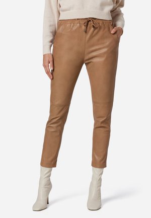 Bruine leren joggingsbroek met elastische tailleband, trekkoordsluiting, zijzakken, slim fit en een gladde textuur.