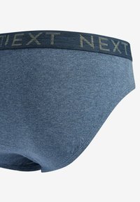 Sötétkék pamut alsónadrág puha, rugalmas derékrésszel, amelyen világosabb árnyalatú "NEXT" felirat található. Simaság jellemzi, testhezálló szabású.