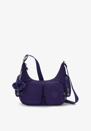 Violetti nylonselkäkassi, jossa on kaksi etupuolen vetoketjupussia, säädettävä hihna ja avaimenperä, jossa on sininen ponppu ja apina.