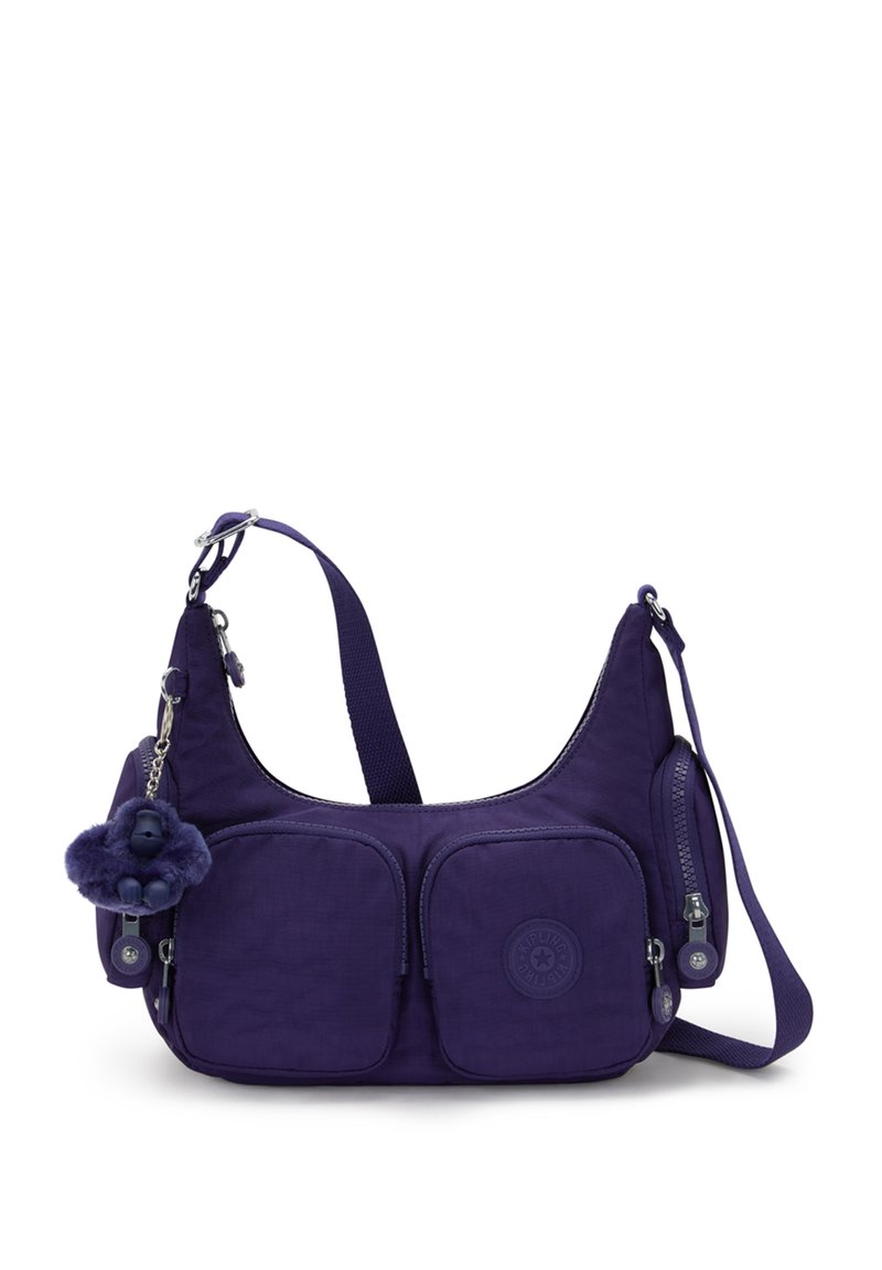 Bolso de hombro de nailon morado con dos bolsillos frontales con cremallera, correa ajustable y un llavero con un pom-pom azul y un mono.